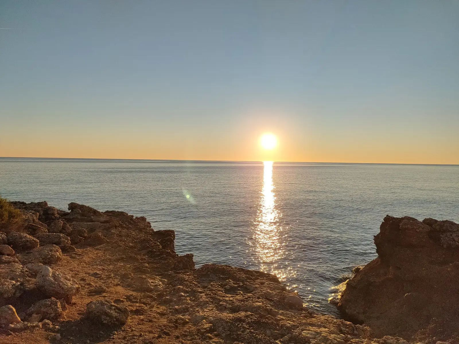 Amanecer sobre el Mediterráneo desde la costa rocosa de la Sierra de Irta