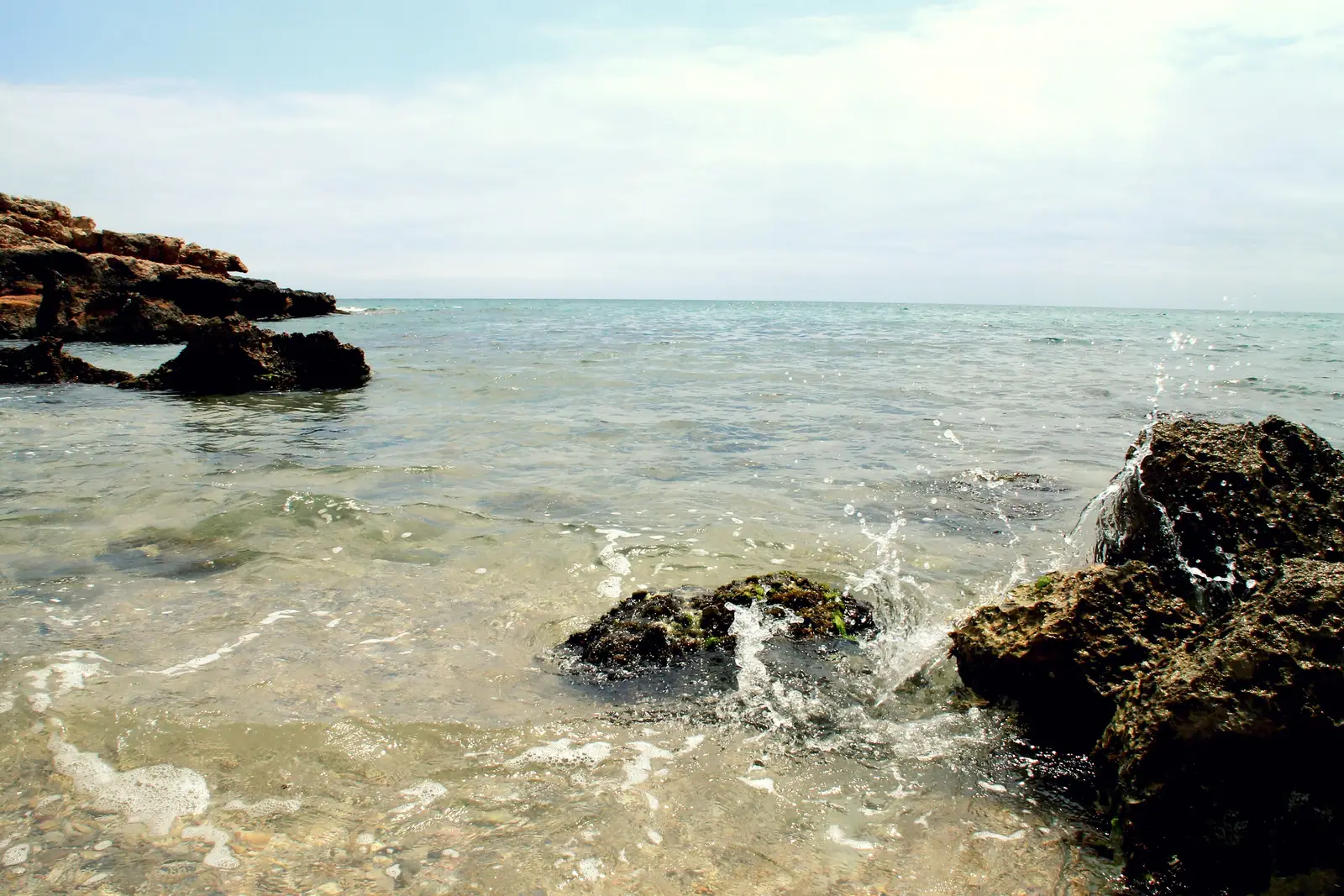 Fondo de arena y rocas bajo el agua en Cala Argilaga, en la reserva marina de Irta