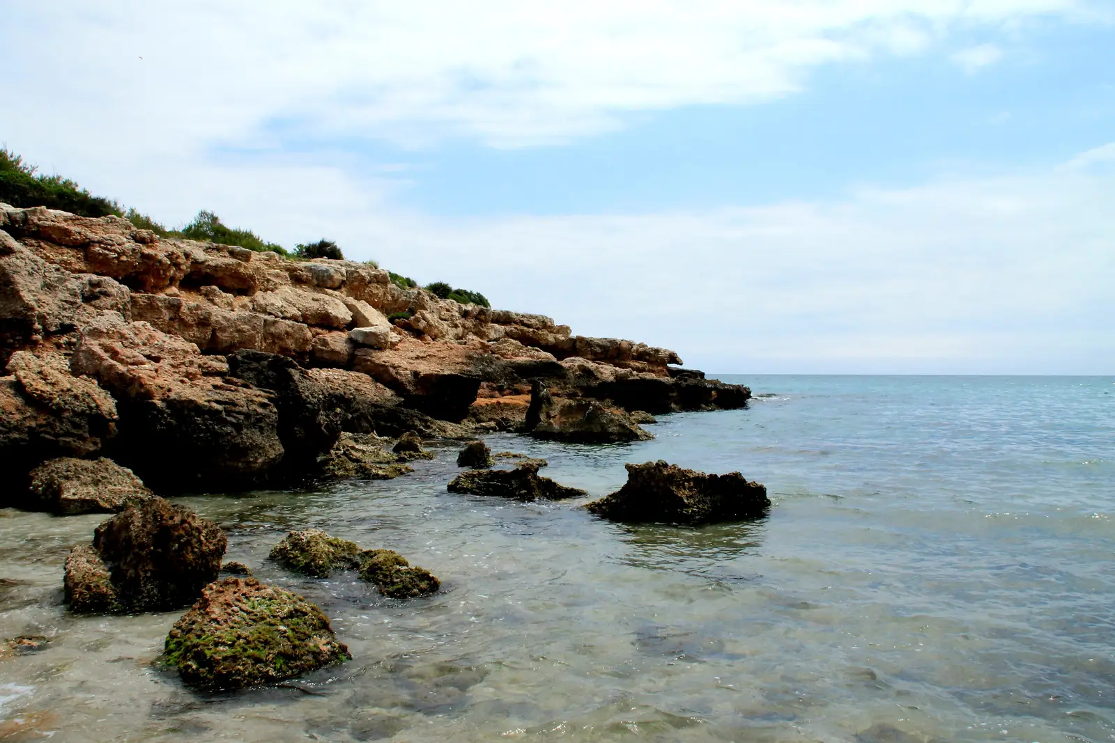 Rocas en el agua en Cala Argilaga, en la Sierra de Irta