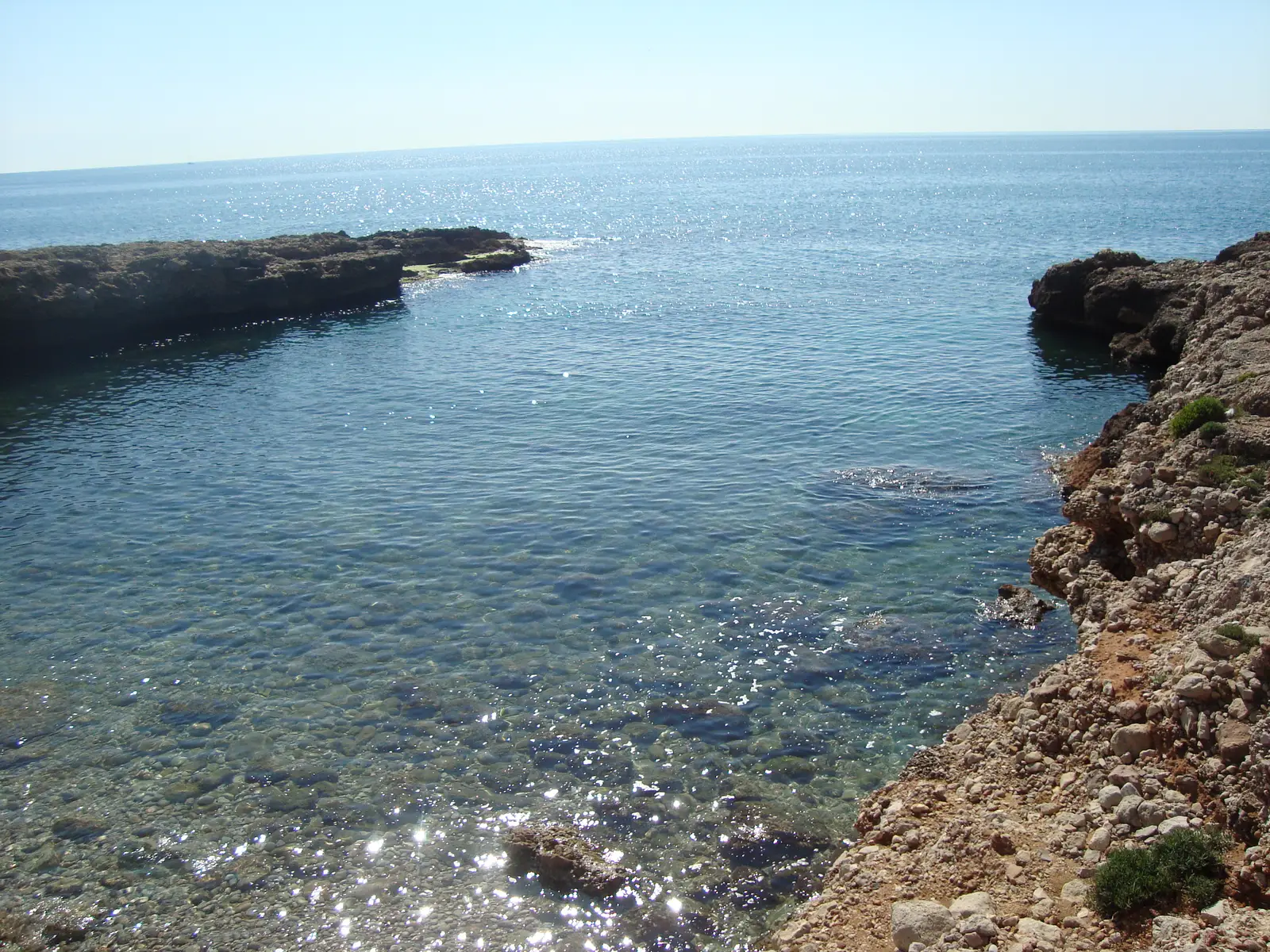 Agua transparente y rocas en Cala Mundina, en Alcossebre