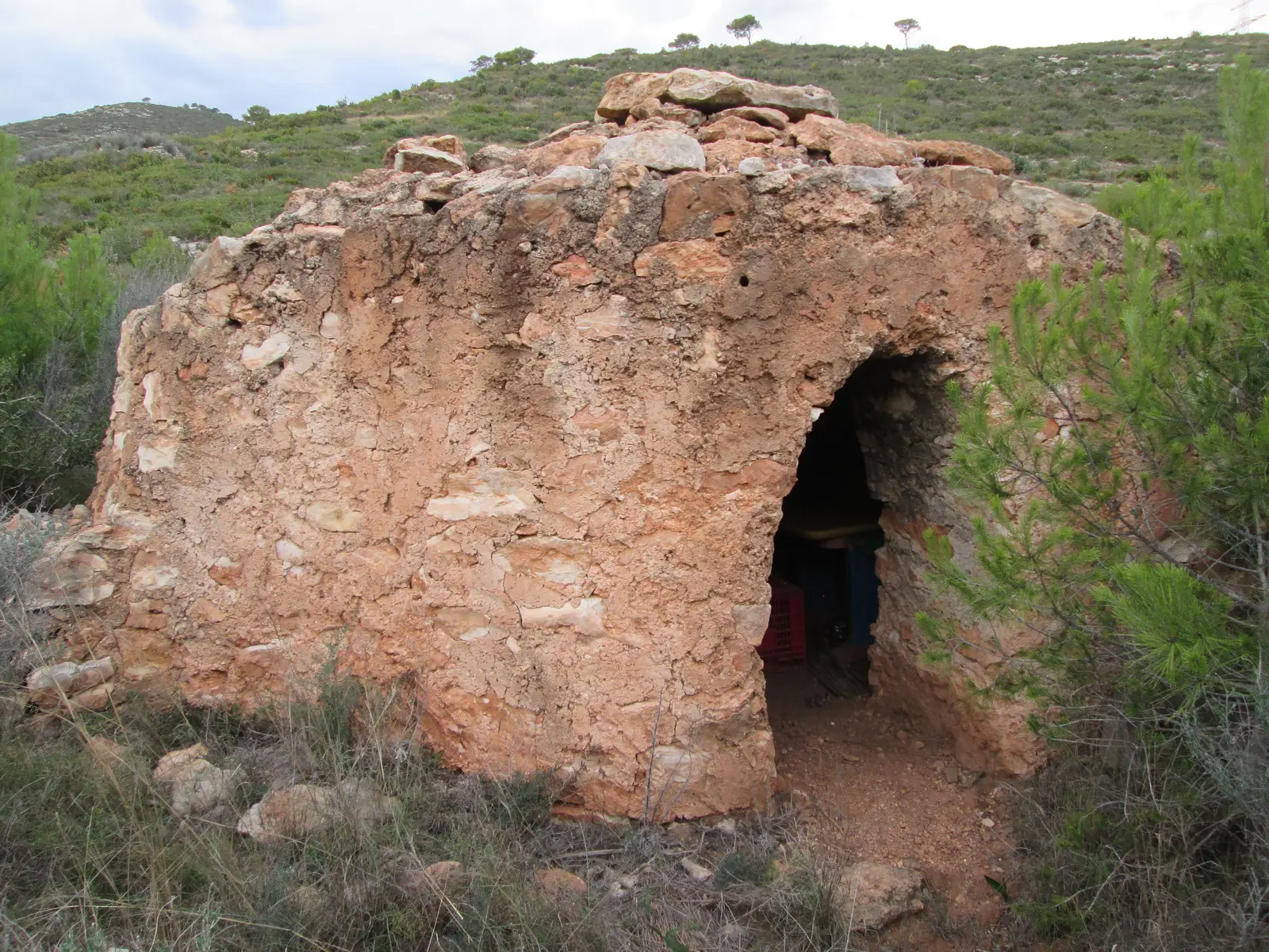 Chozo de agricultor de piedra en seco en la Sierra de Irta