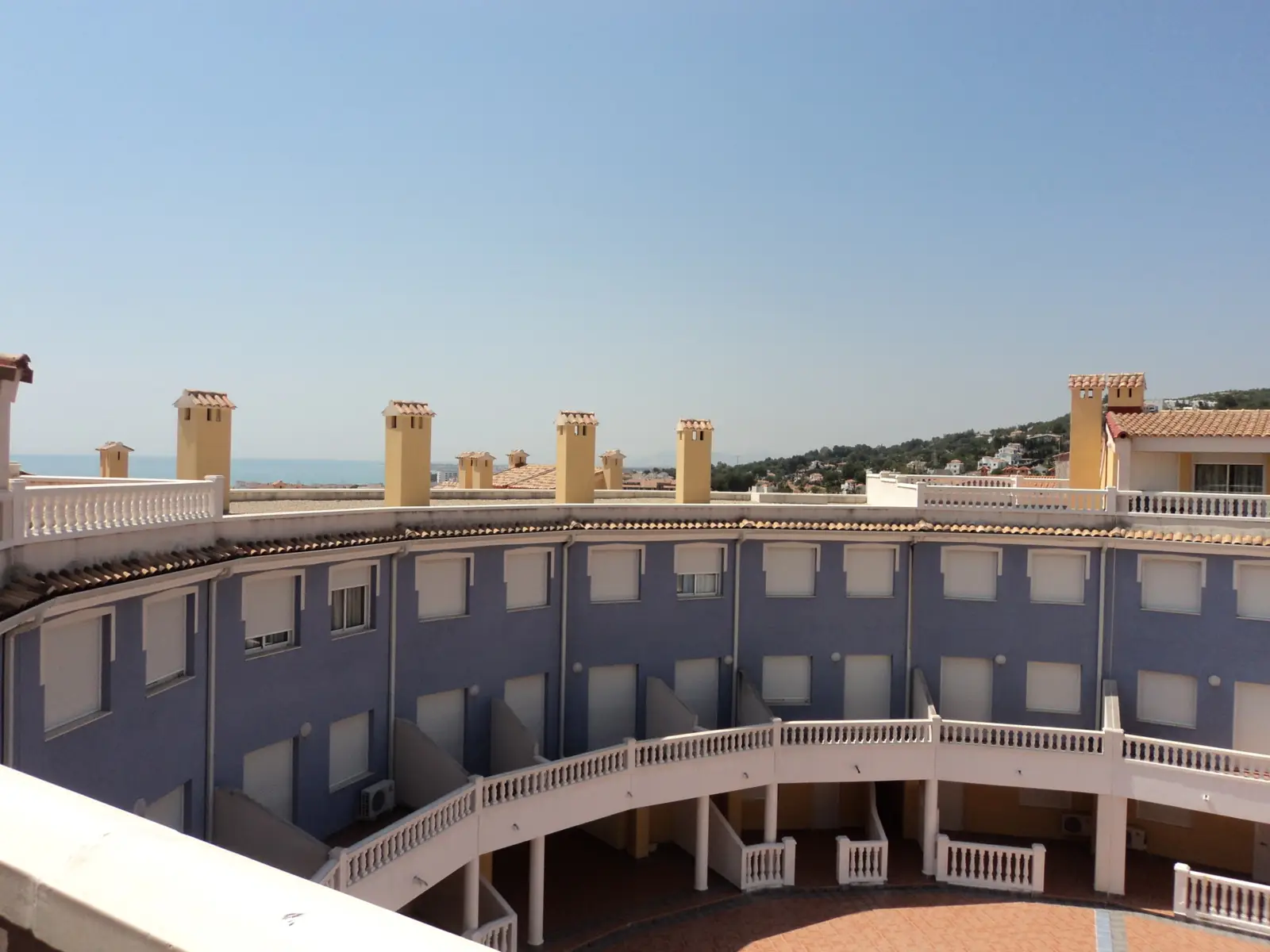 Gebäude der Ferienwohnungen Marcomar mit Meerblick von den Terrassen