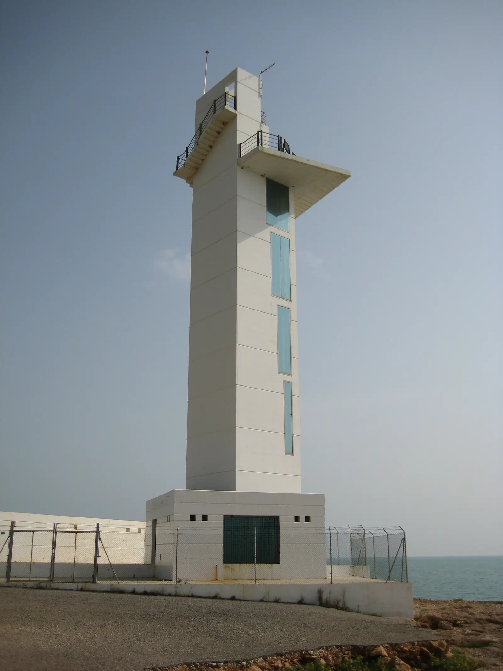 Torre blanca del faro de Alcossebre, en el extremo norte del pueblo