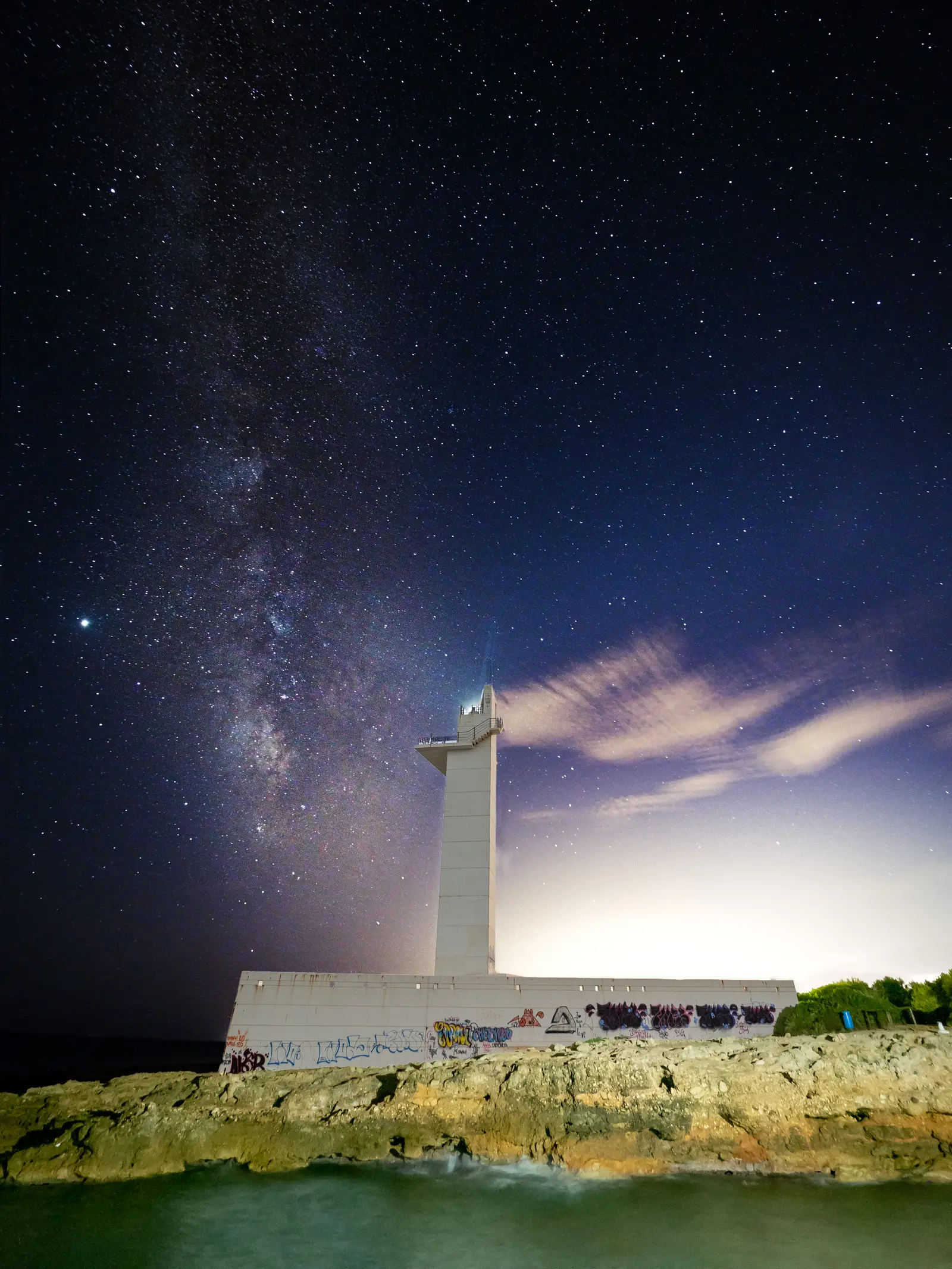 Leuchtturm von Alcossebre bei Nacht unter der Milchstraße, am Eingang der Serra d'Irta