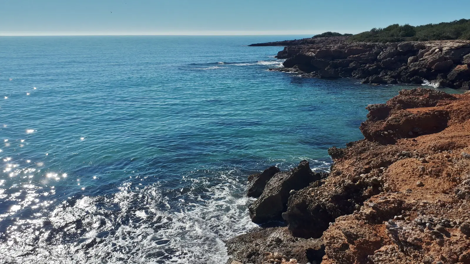 Rotsachtige kust en helder water in de Serra d'Irta