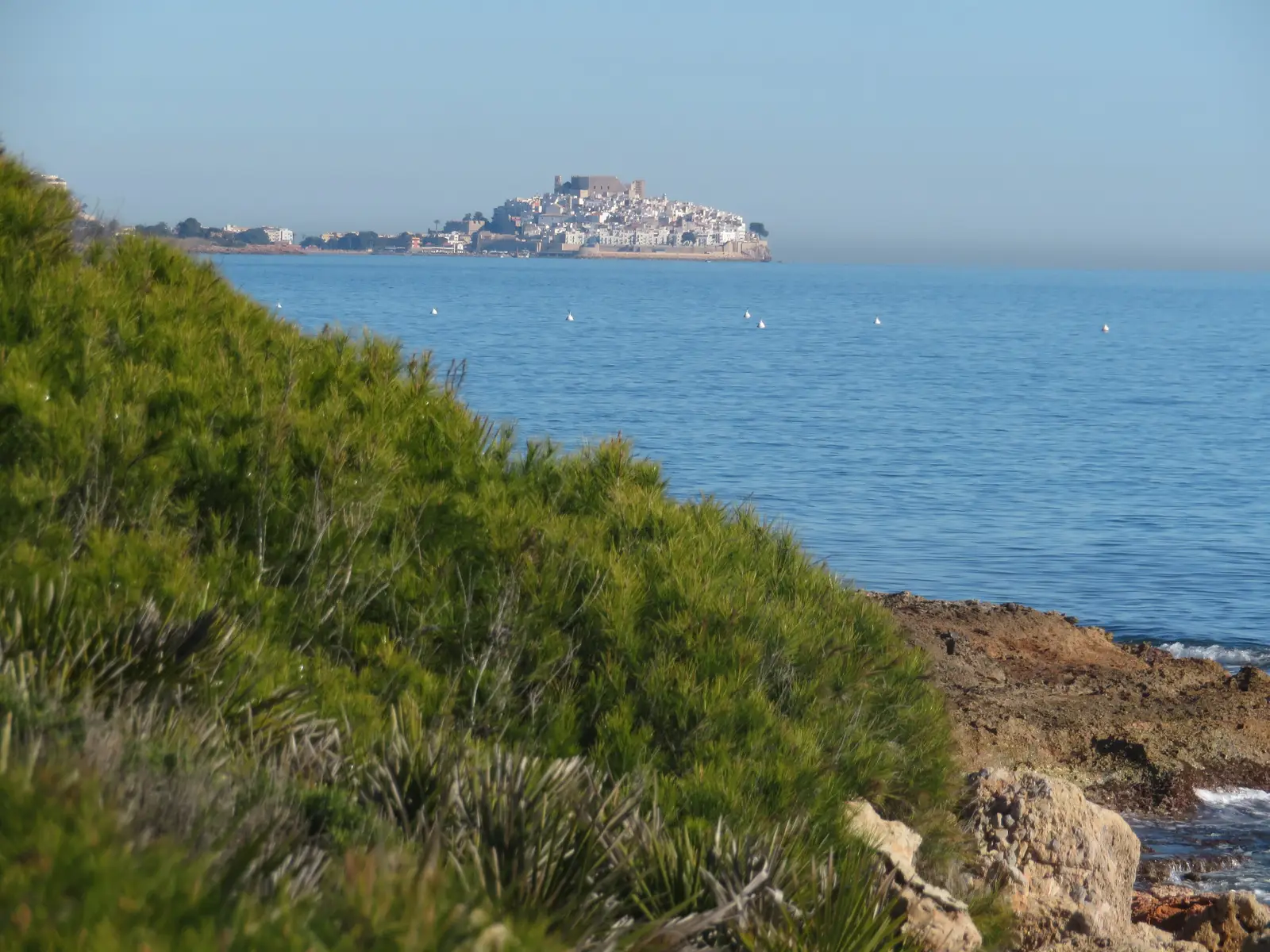 Zicht op Peñíscola vanaf de kust van de Serra d'Irta