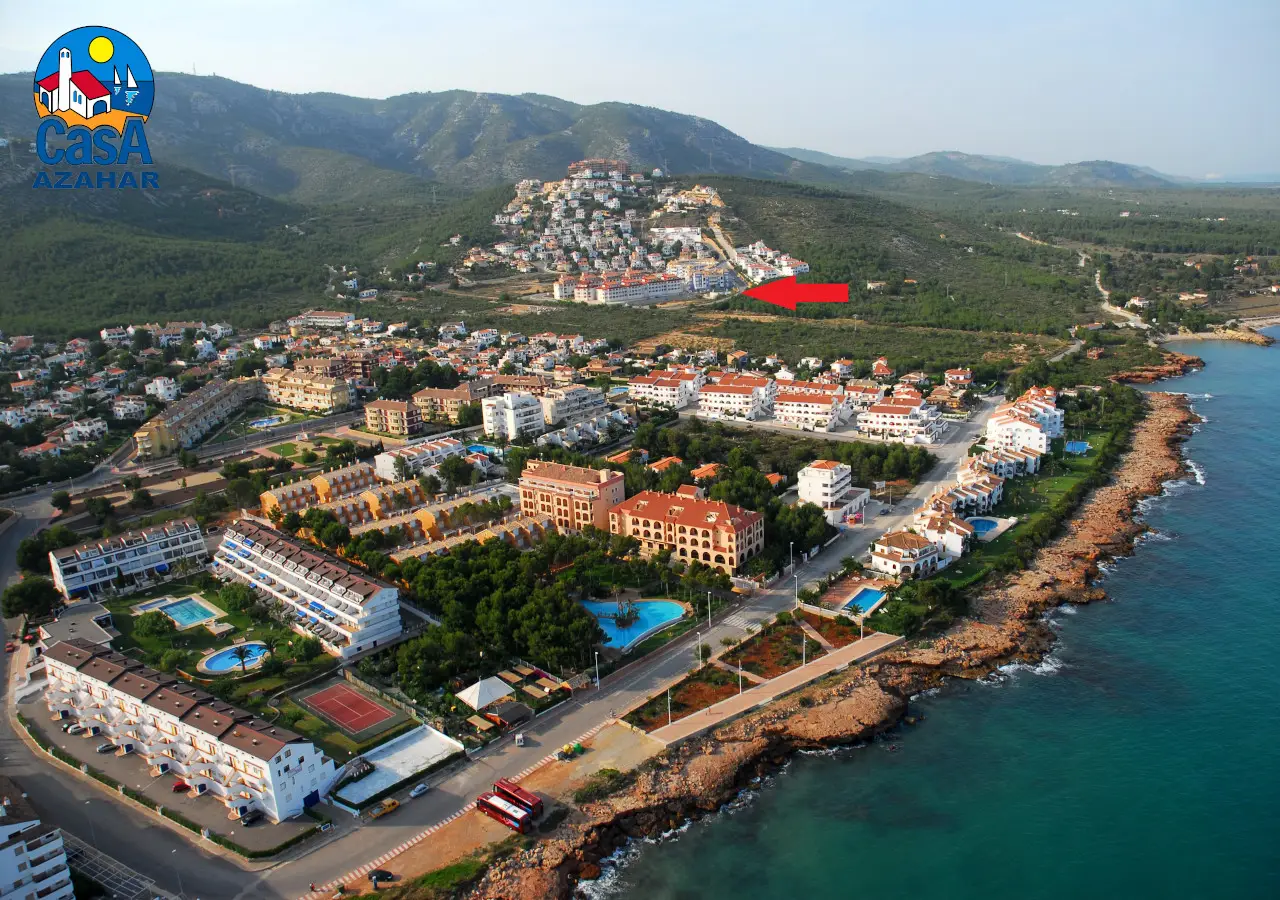 Luftaufnahme von Alcossebre mit den Ferienwohnungen Marcomar in der Urbanisation Marcolina und der Serra d'Irta dahinter