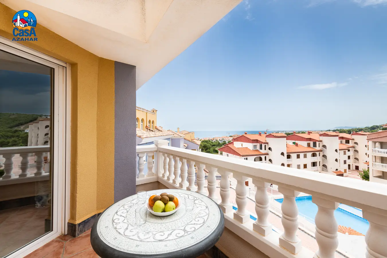 Terrasse einer Ferienwohnung im Marcomar mit Blick aufs Meer und auf den Pool der Anlage