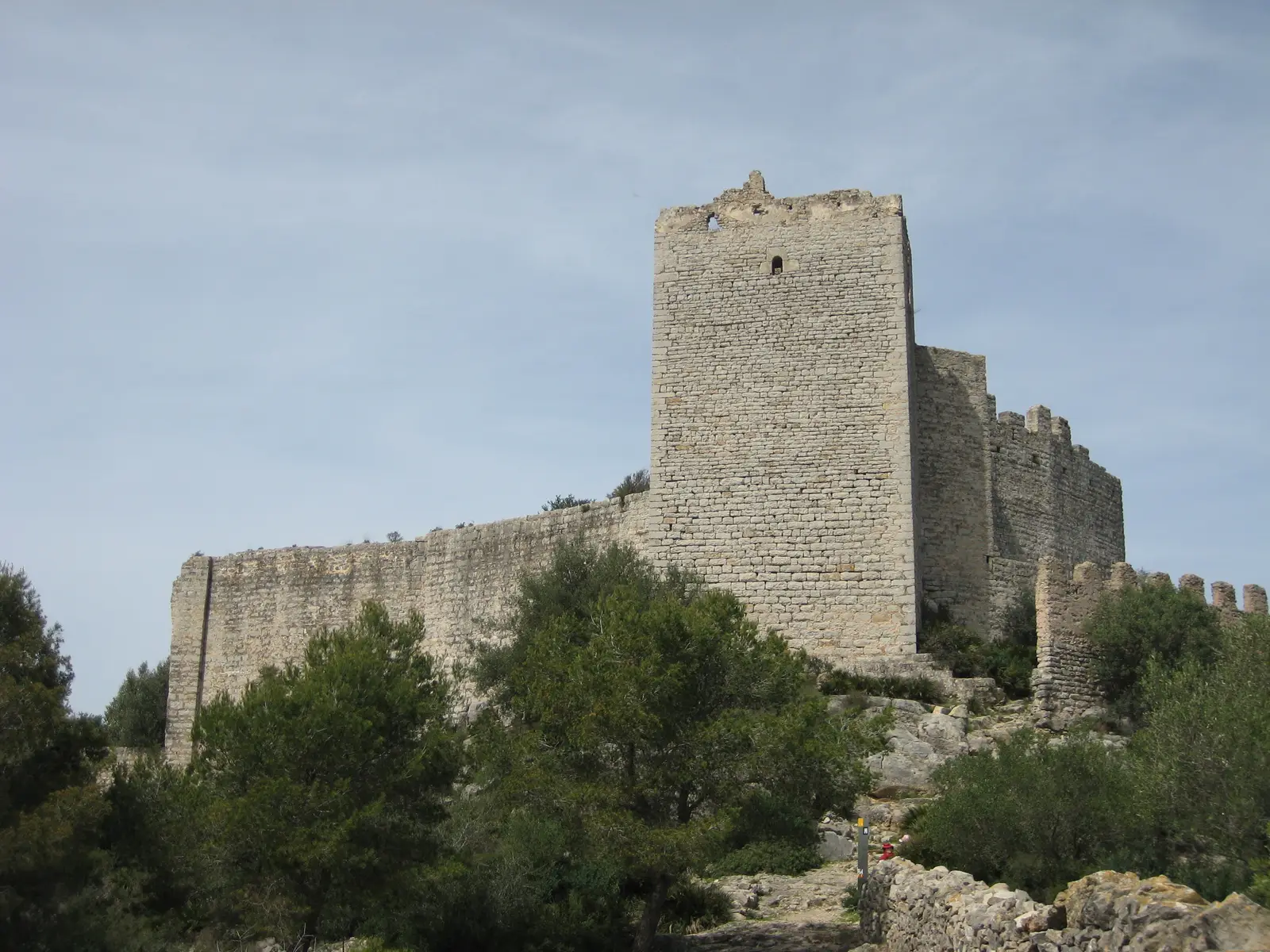 Castillo de Polpís, con la torre del Homenaje, en Santa Magdalena de Pulpis