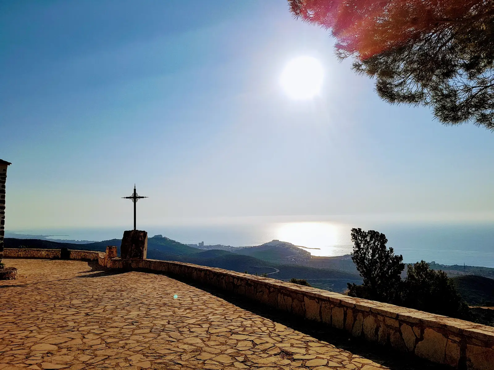 Mirador con cruz de la ermita de Sant Antoni, en la Sierra de Irta (Peñíscola), con el mar al fondo