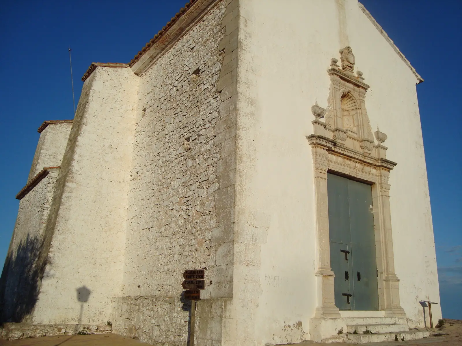Barokke gevel van de kluis van Santa Llúcia i Sant Benet, in de Serra d'Irta (Alcalà de Xivert)
