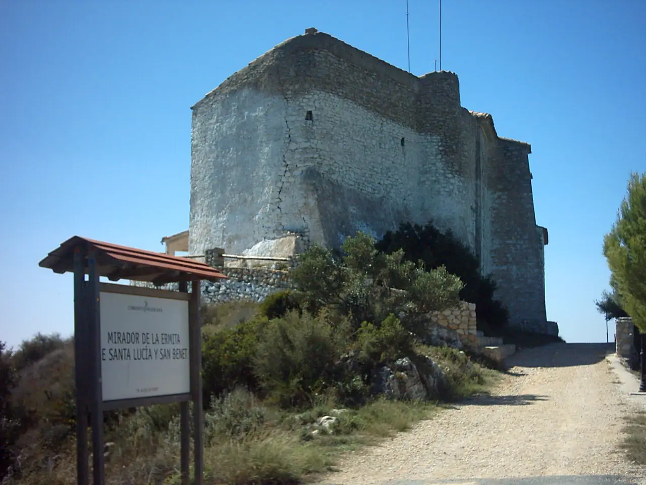 Ermita de Santa Llúcia i Sant Benet y el cartel del mirador, sobre Alcossebre