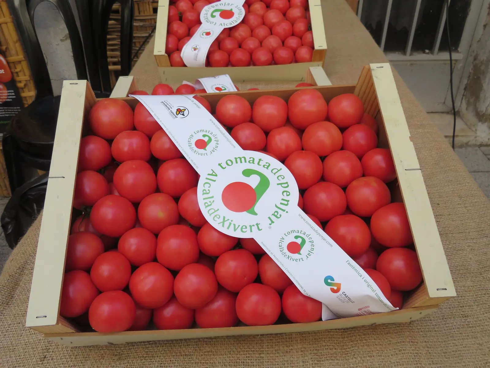 Cajas de tomata de penjar en la feria de Alcalà de Xivert-Alcossebre