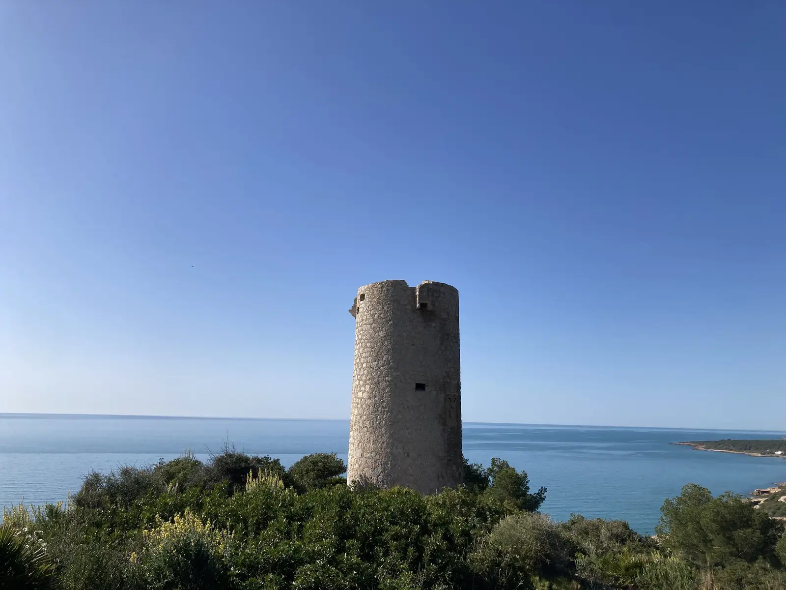 Torre Badum, ronde wachttoren boven de kliffen van de Serra d'Irta, in Peñíscola