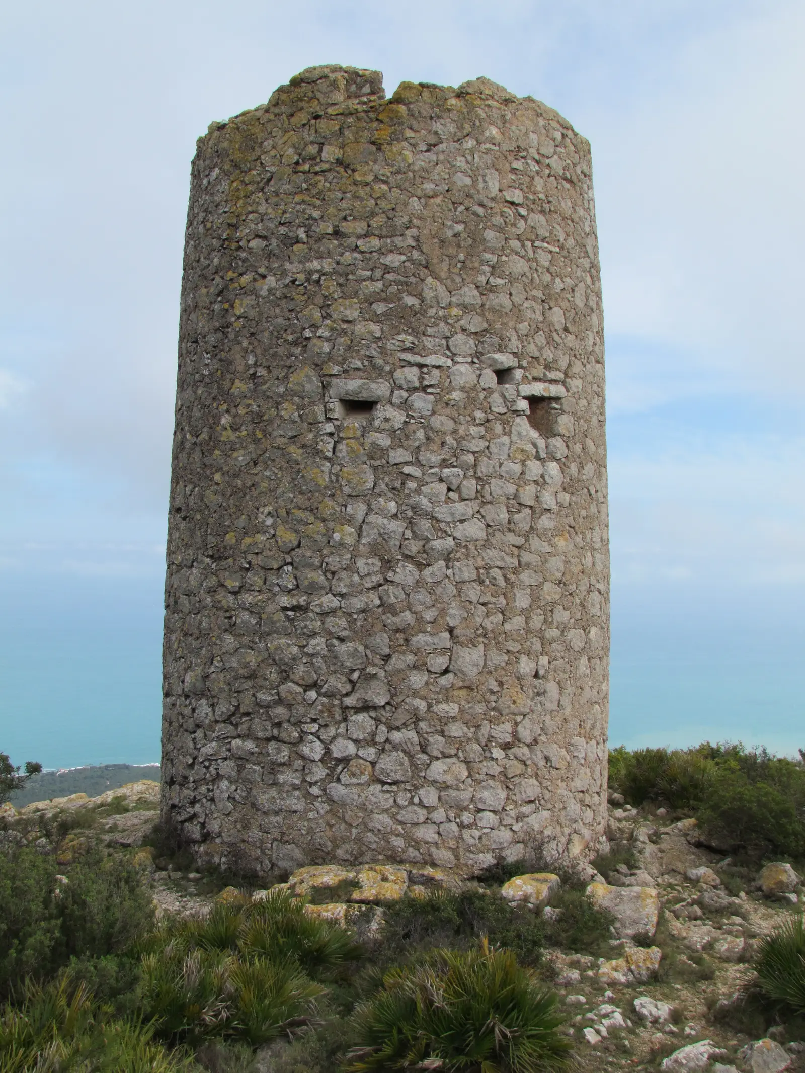 Torre Ebrí, torre vigía circular de piedra a 496 m en la Sierra de Irta